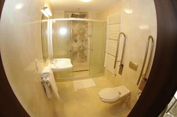 Фото номера Двухместный номер с 1 кроватью или 2 отдельными кроватями Отель Hotel Pod Złotą Koroną г. Ополе 5